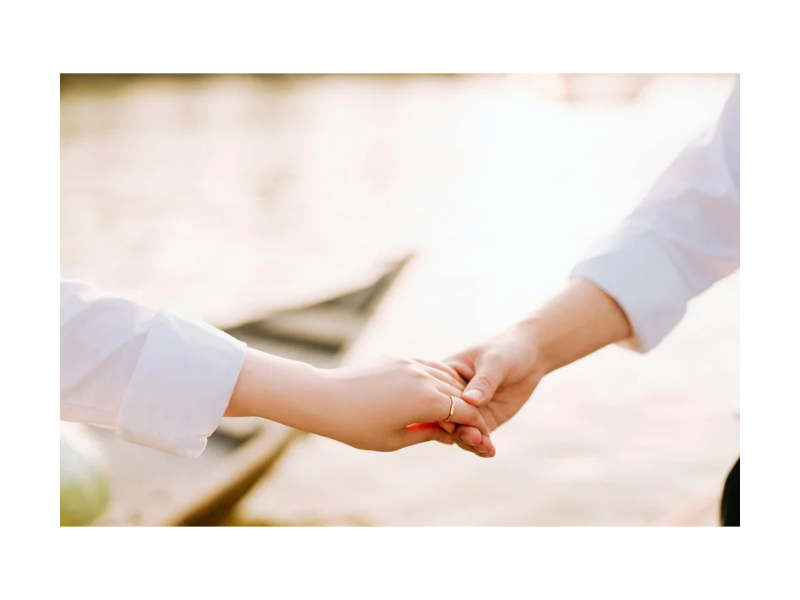 恋人達が手を繋いでいる画像