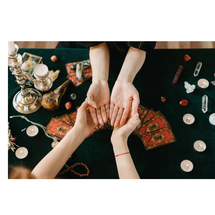 ココナラ電話占いで手相鑑定を受けているイメージ写真